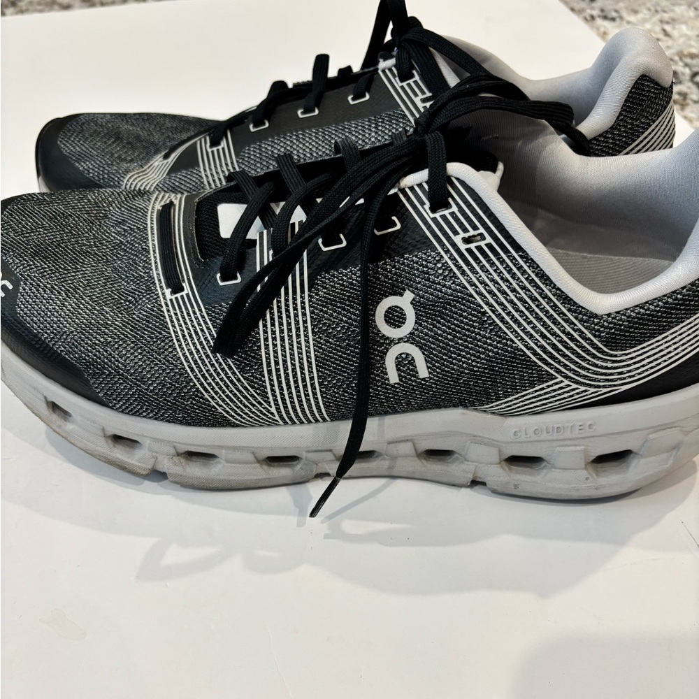 On Cloud Men’s Tennis Shoe Size 10.5